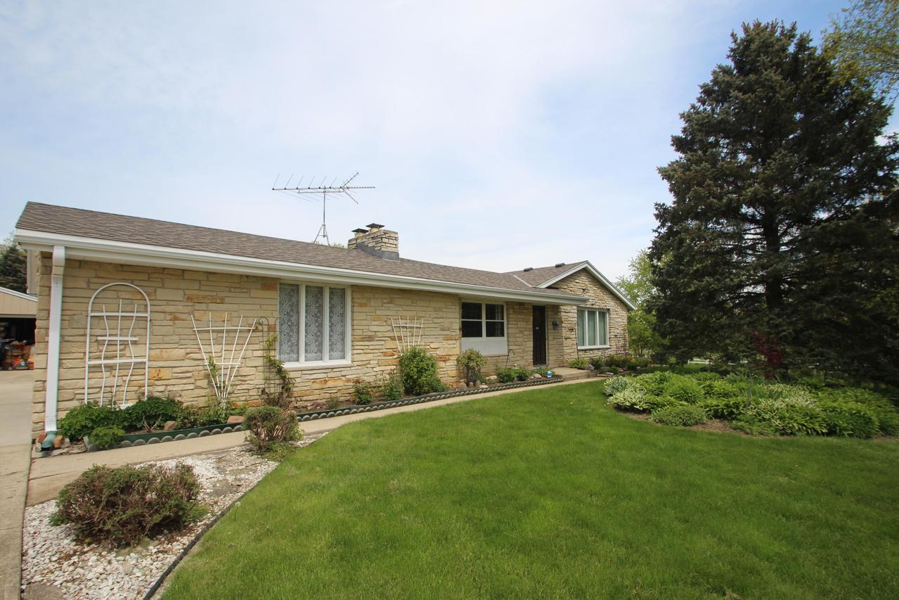 18600 W Observatory Rd, New Berlin, WI 53146