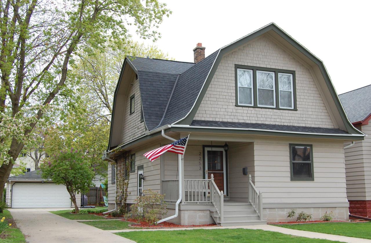 2253 N 71st St, Wauwatosa, WI 53213