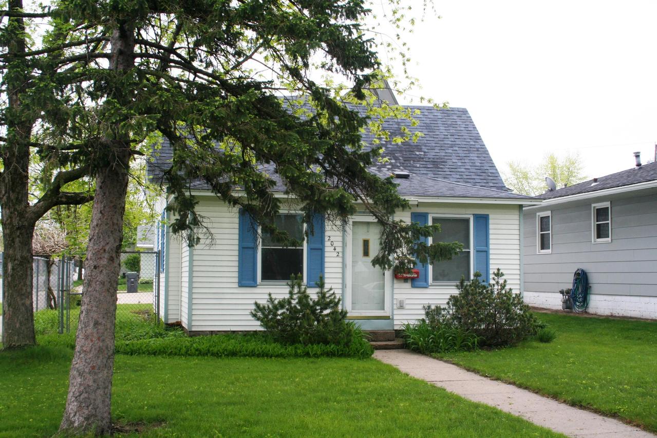 2042 Charles St, La Crosse, WI 54603