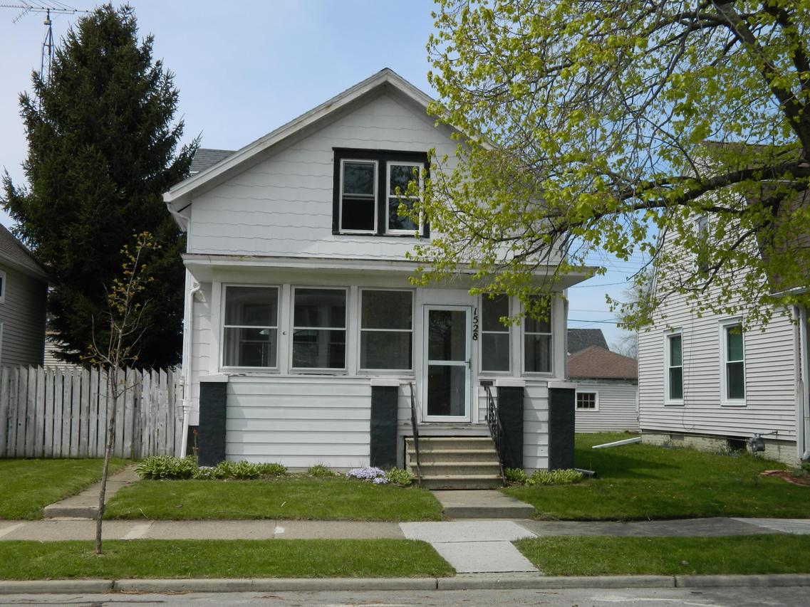 1528 Grove Ave, Racine, WI 53405