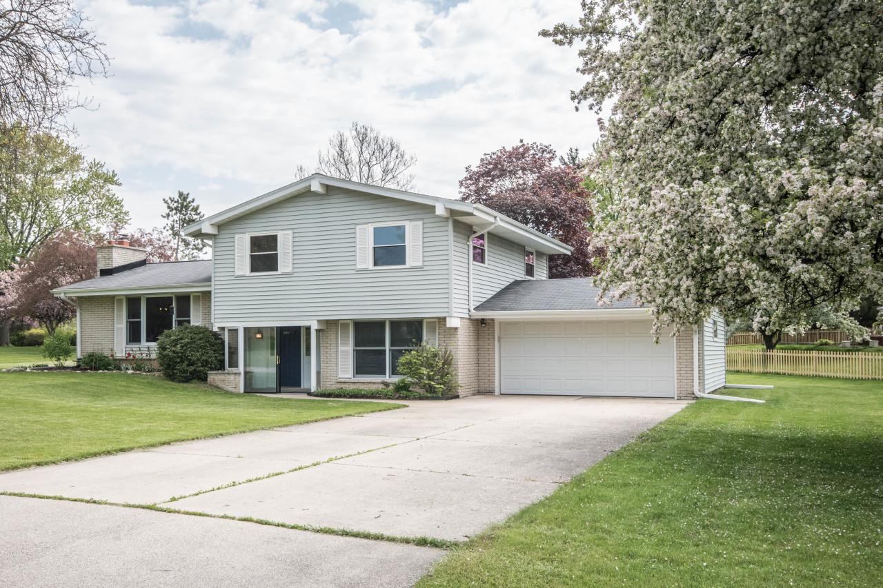 480 Victoria Ln, Brookfield, WI 53045