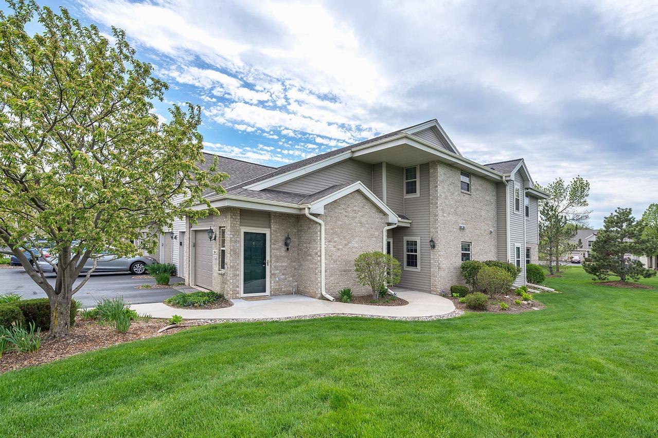 18650 Emerald Cir. #H, Brookfield, WI 53045