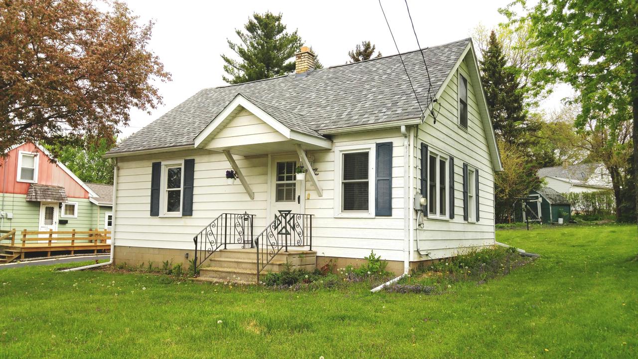 221 Summit Ave, Watertown, WI 53094