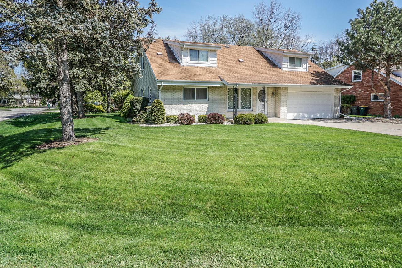 5554 S Denis Ct #5560, Hales Corners, WI 53130
