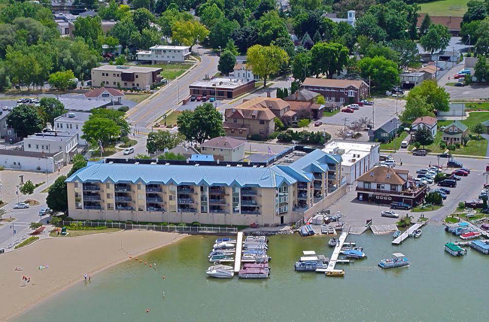 130 W Wisconsin Ave #18, Pewaukee, WI 53072