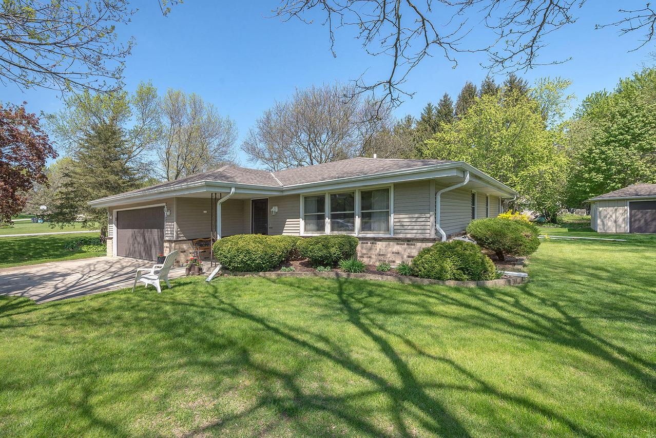 W253S4646 Meadow View Dr., Waukesha, WI 53189