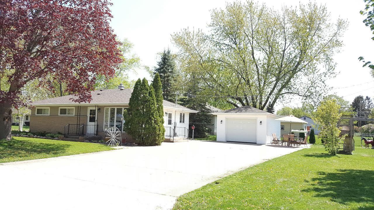323 Elwin Dr, Mukwonago, WI 53149