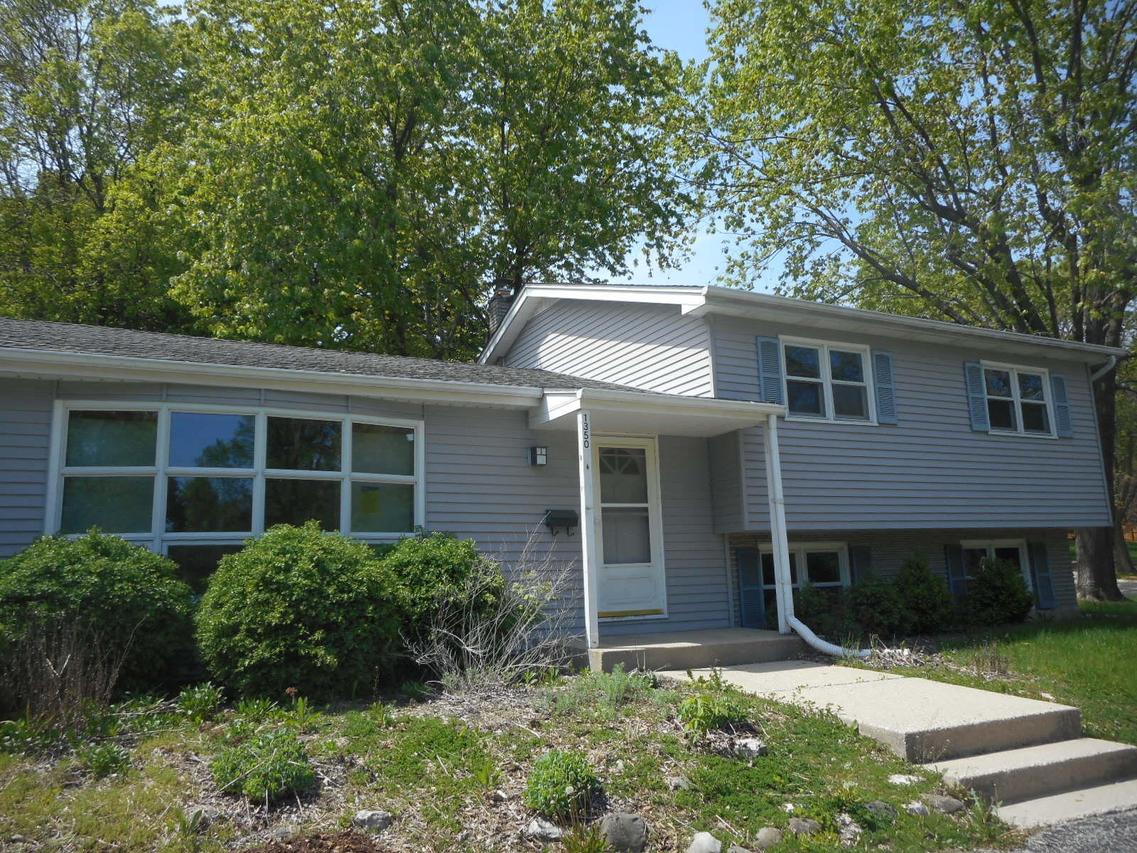 1350 E Roberta Ave, Waukesha, WI 53186