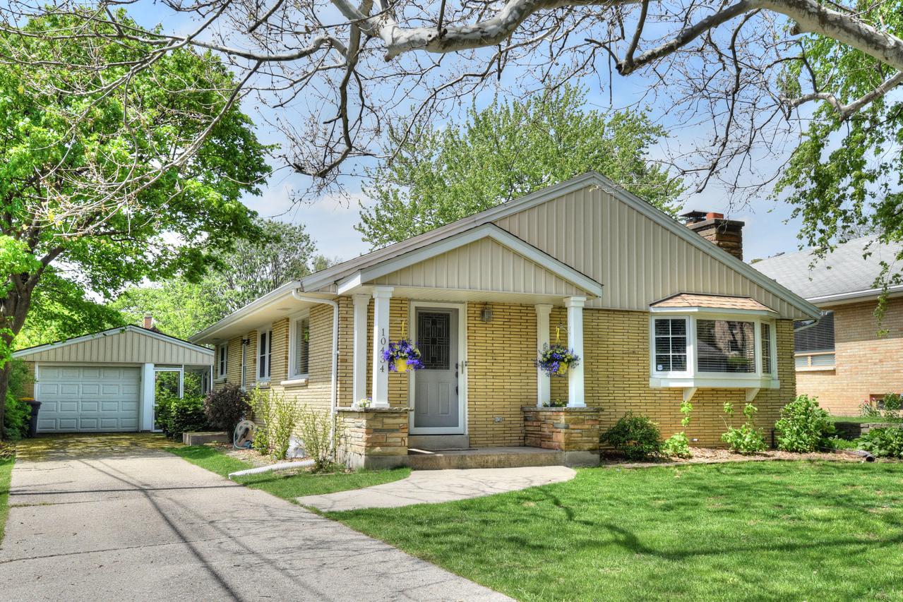 10434 W Hillside Ave., Wauwatosa, WI 53222