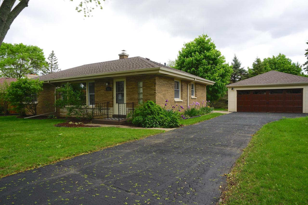 2128 Crestview Ct., Wauwatosa, WI 53226