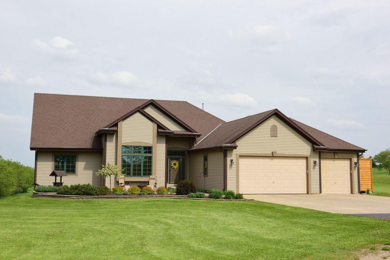 W290S6600 Holiday Rd, Mukwonago, WI 53189