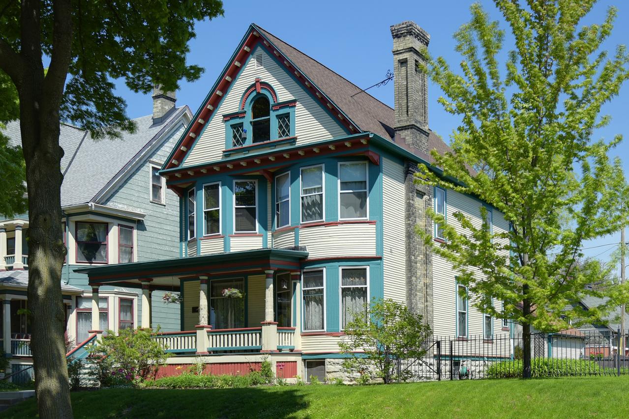 3320 W Kilbourn Ave, Milwaukee, WI 53208