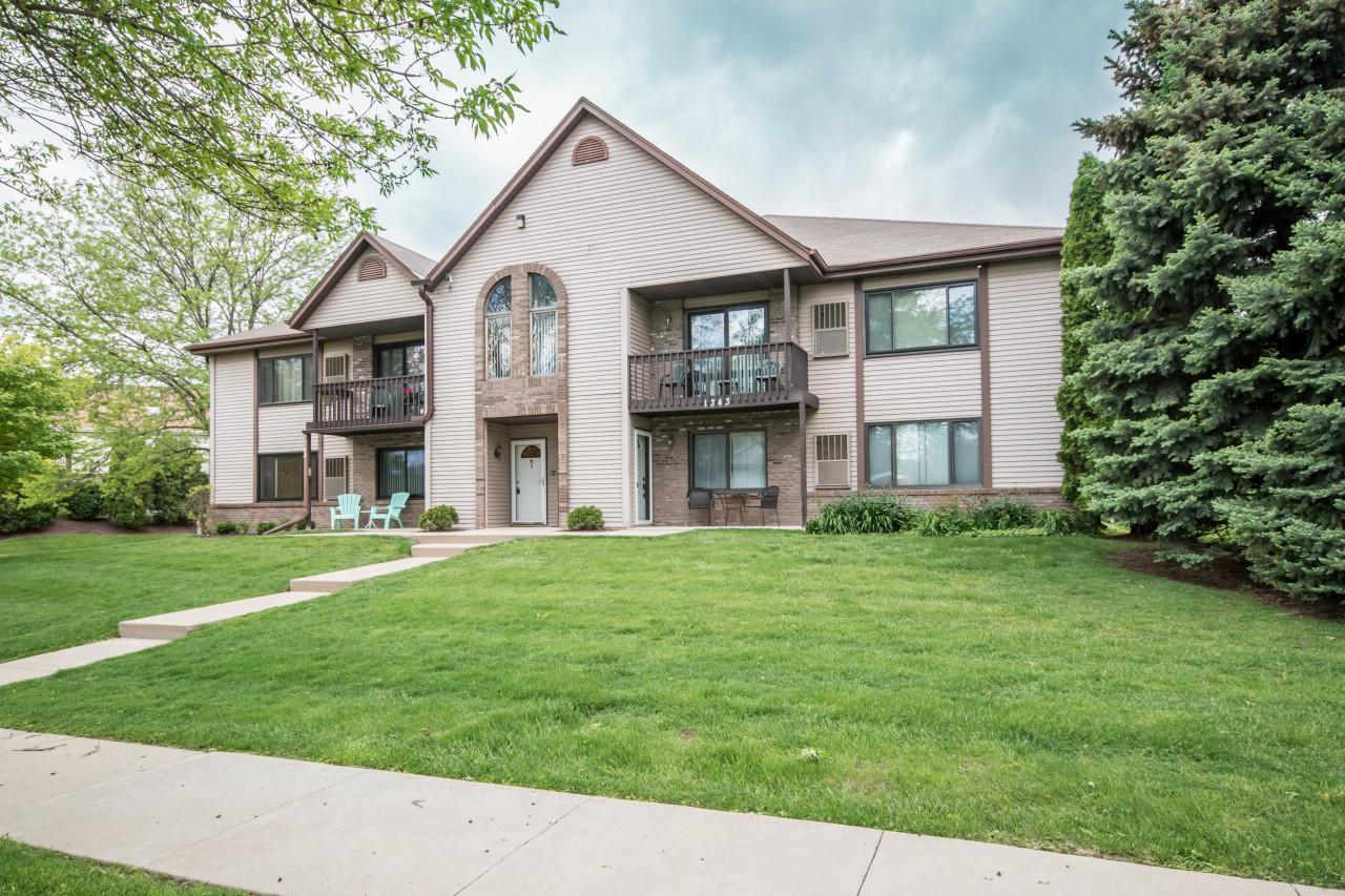 1343 Meadowcreek Dr #C, Pewaukee, WI 53072