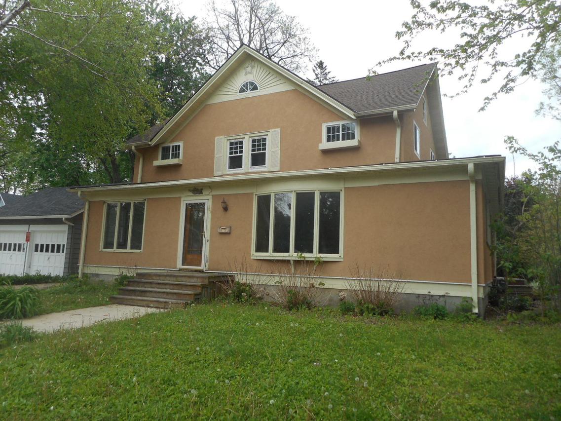 111 N Park St, Oconomowoc, WI 53066