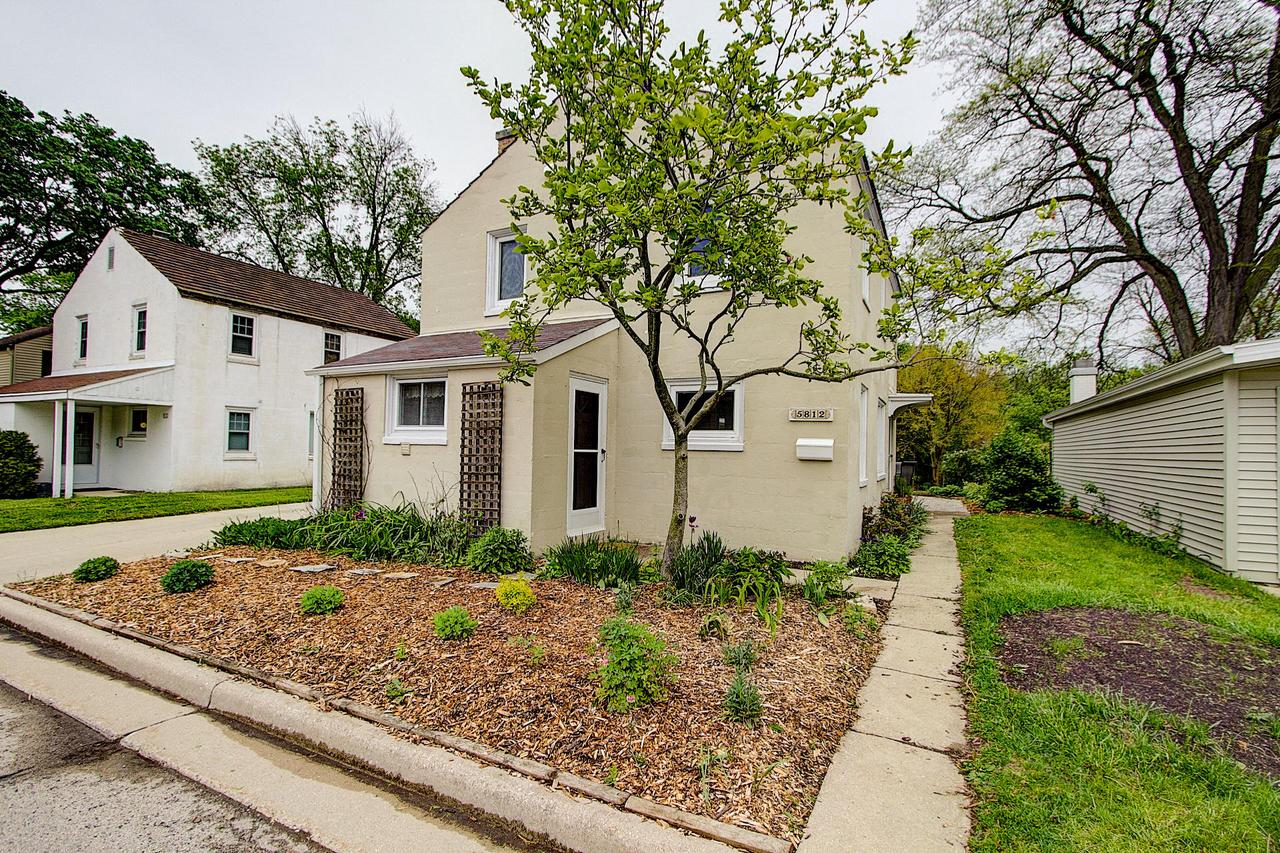 5812 Currant Ln., Greendale, WI 53129