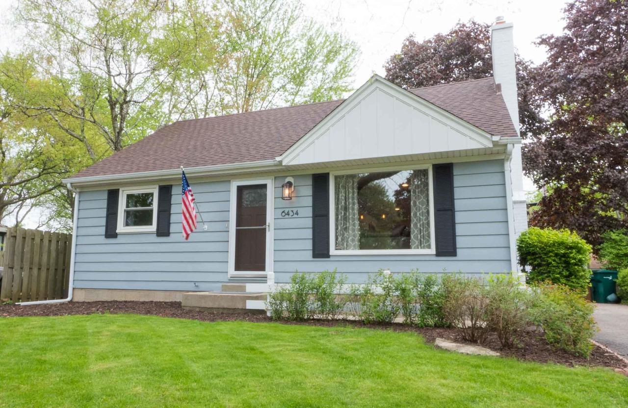6434 N Willow Glen Ln., Glendale, WI 53209