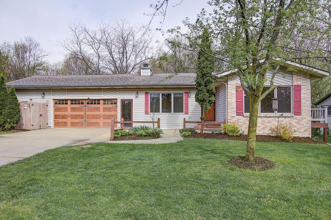 217 Lazy Lake Dr., Fall River, WI 53932