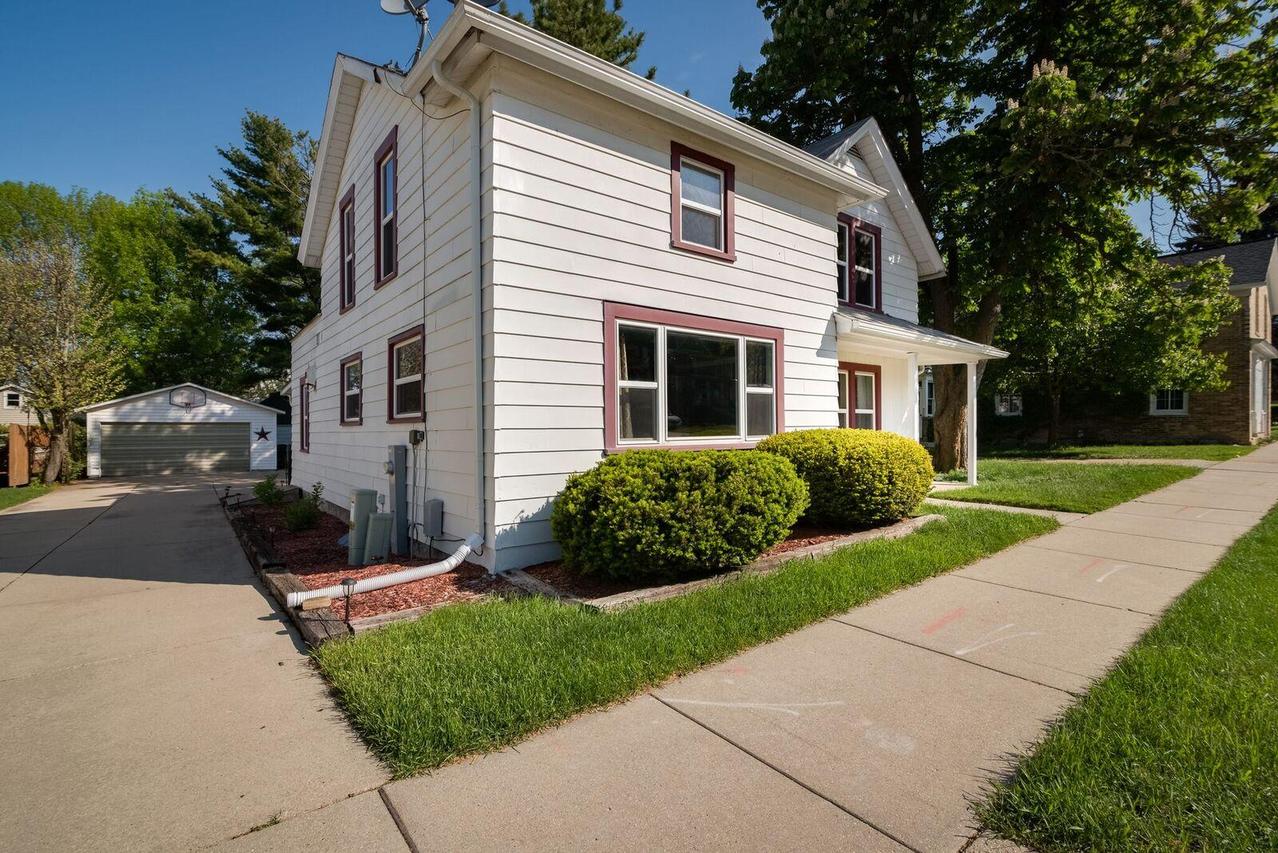 213 S Kettle Moraine Dr., Slinger, WI 53086
