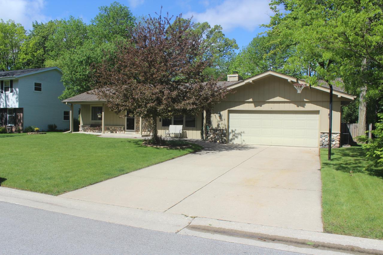 3215 S Manor Dr, New Berlin, WI 53151