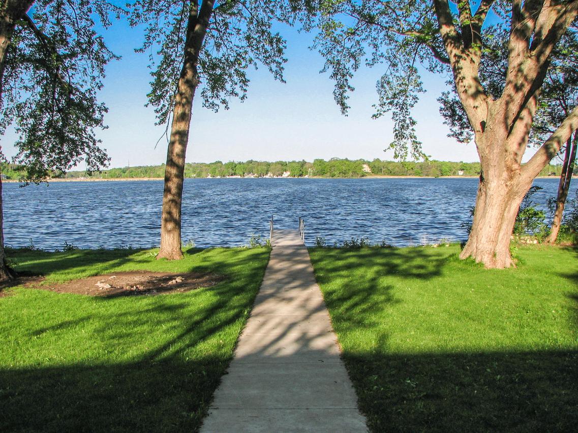 325 Shore Dr, Mukwonago, WI 53149