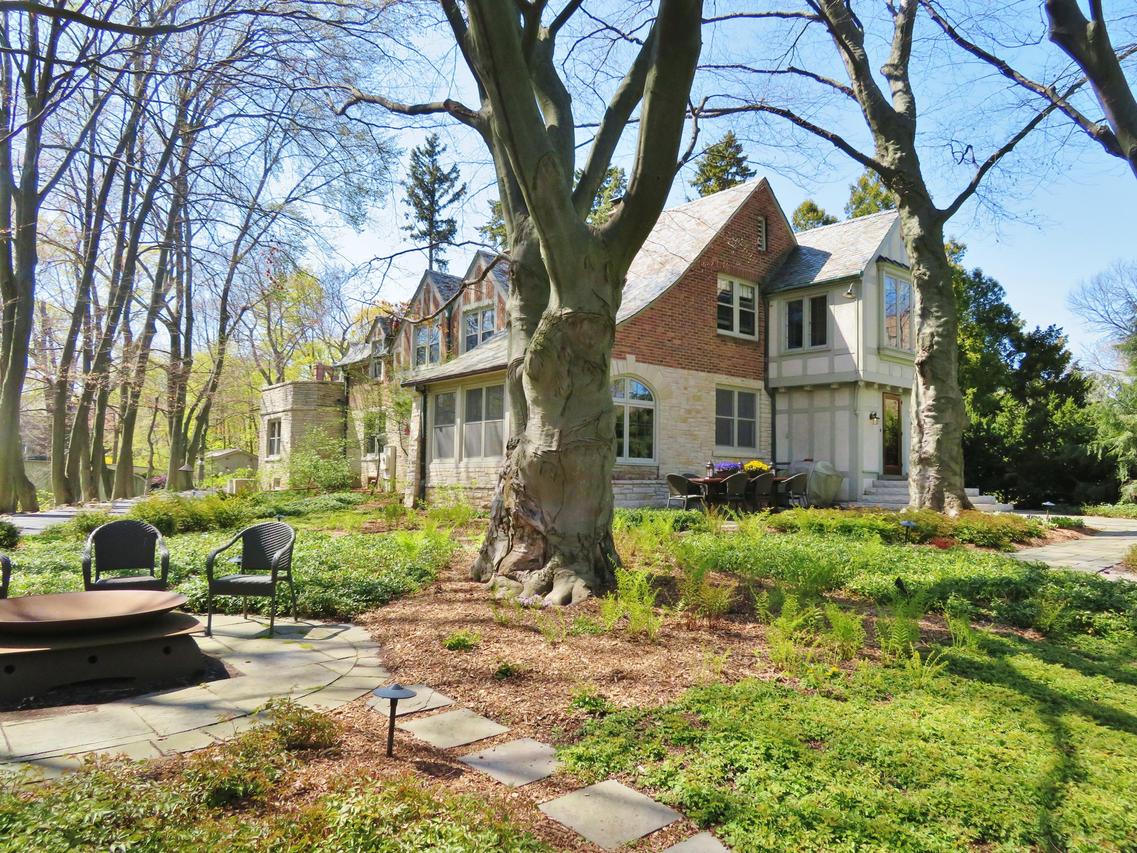 3234 N Lake Dr., Milwaukee, WI 53211