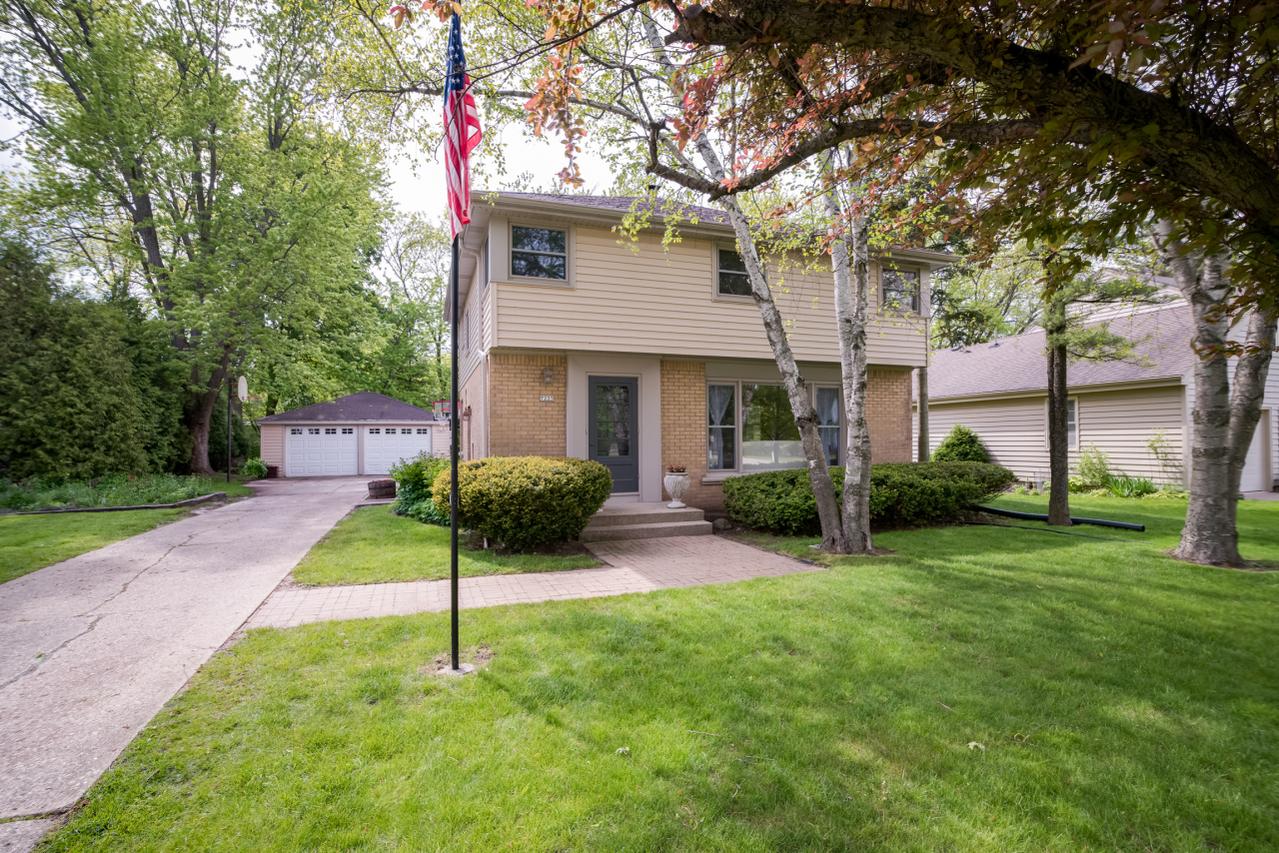 7225 N Santa Monica Blvd, Fox Point, WI 53217