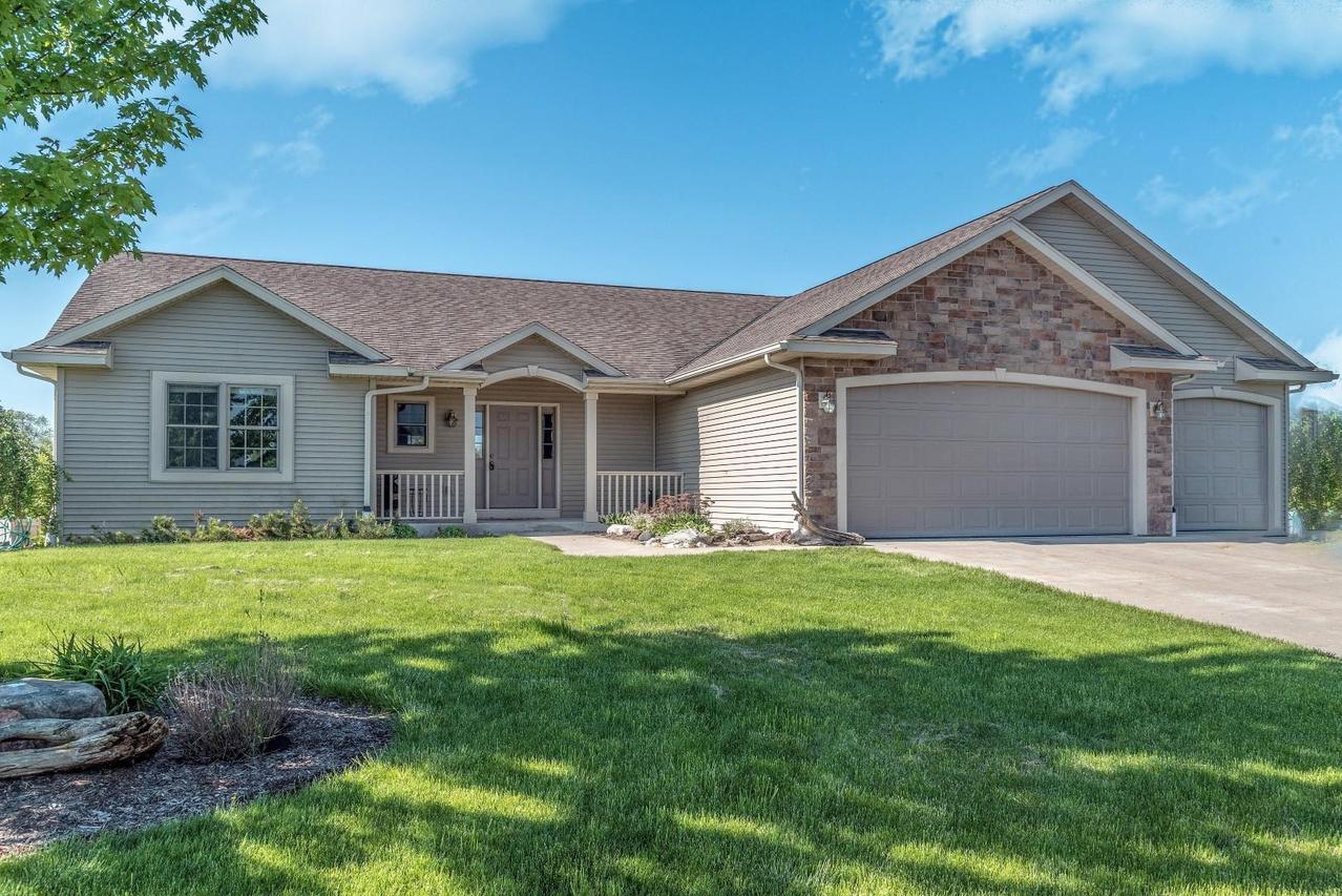 N8051 Woody Ln, Ixonia, WI 53036