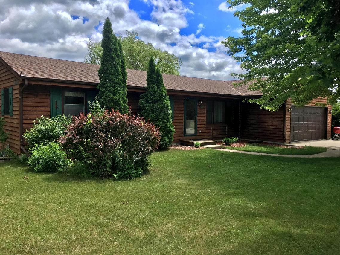 230 Concord Ct, Newburg, WI 53095