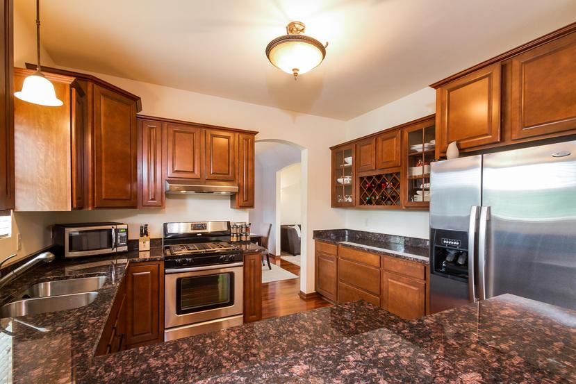 6176 S 40th St, Greenfield, WI 53221