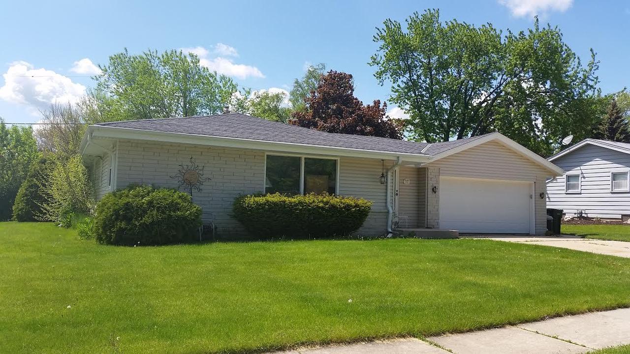 1937 Surrey Ln, Grafton, WI 53024