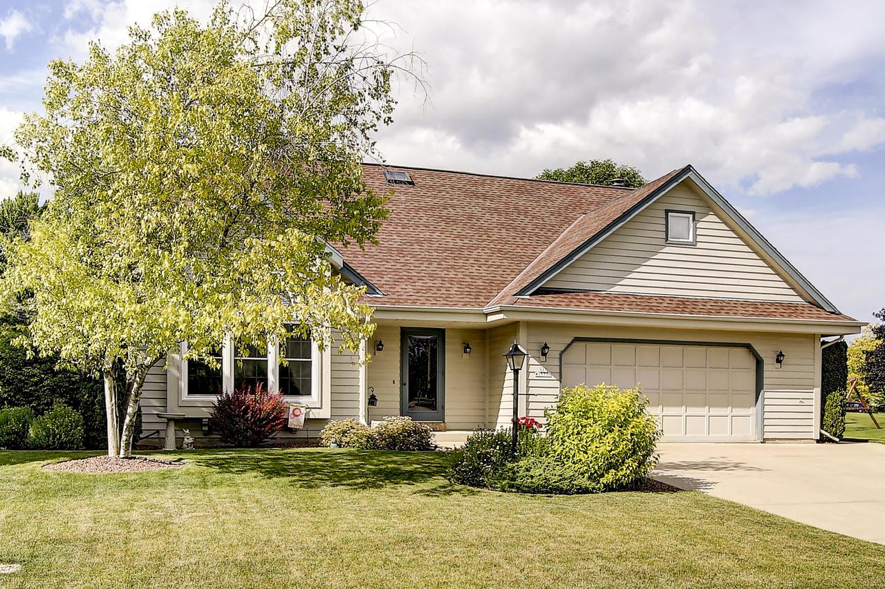 N77W15770 Crossway Dr, Menomonee Falls, WI 53051