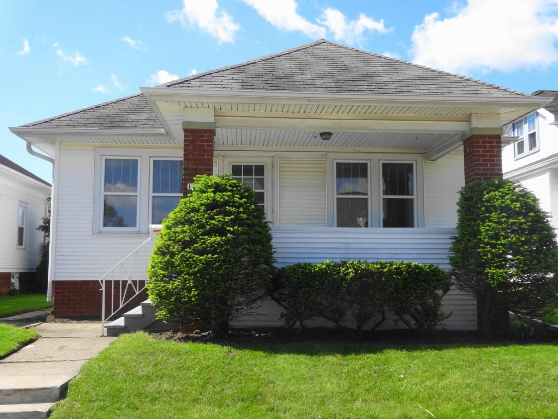 1027 Jones Ave, Racine, WI 53402
