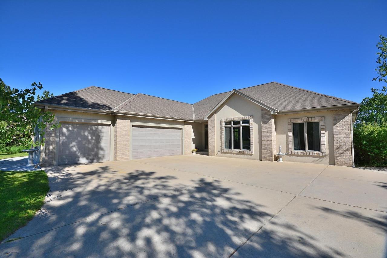 3274 N Bittersweet Cir, West Bend, WI 53095