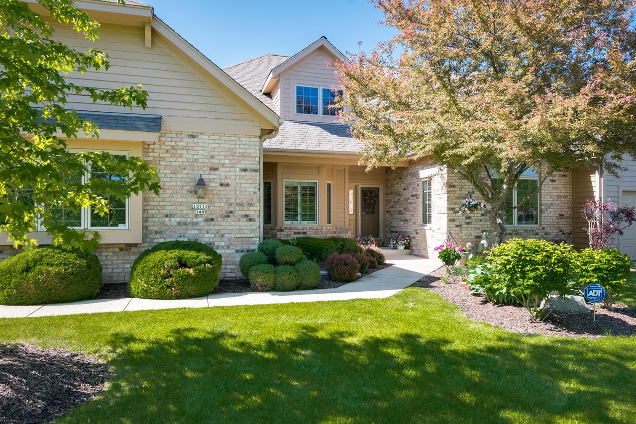 10713 N Essex Ct, Mequon, WI 53092