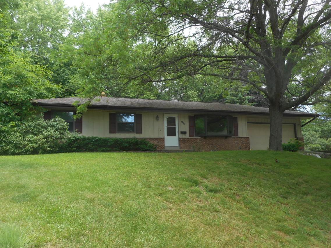 900 Lynne Ct, Waukesha, WI 53186