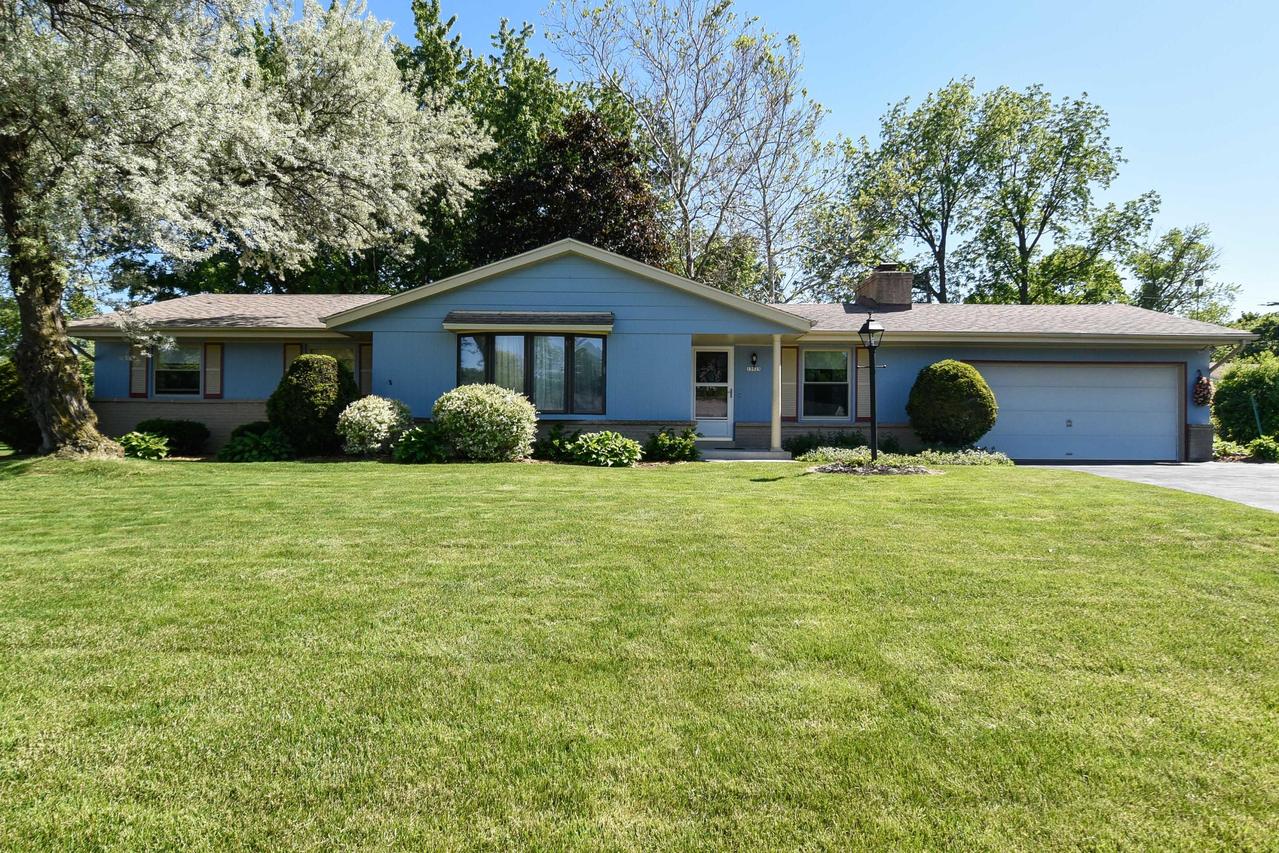 13925 W Forest Knoll Ct., New Berlin, WI 53151