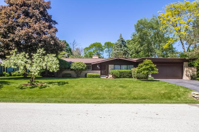 2210 W Applewood Ln, Glendale, WI 53209