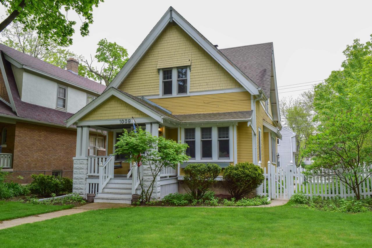 1009 E Henry Clay St, Whitefish Bay, WI 53217