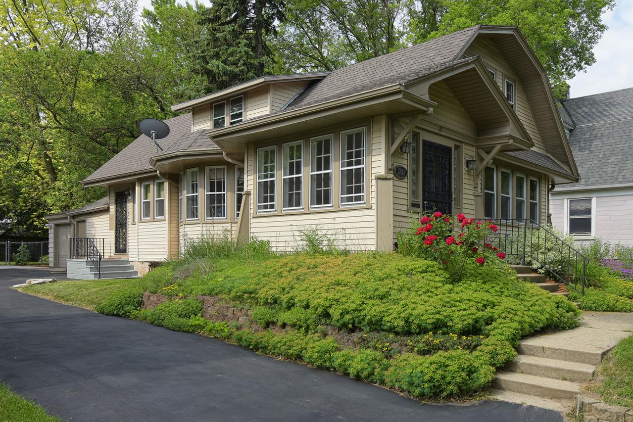 5811 W Wisconsin Ave, Wauwatosa, WI 53213