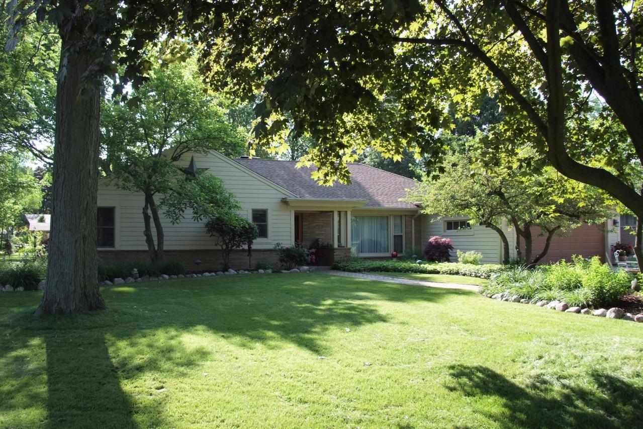 8909 N Pelham Pkwy, Bayside, WI 53217