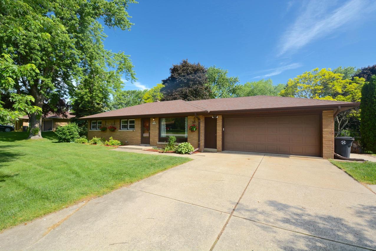 N50W15926 Honey Suckle Ln, Menomonee Falls, WI 53051