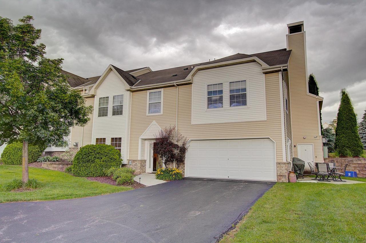 385 Lindsay Ln, Brookfield, WI 53045