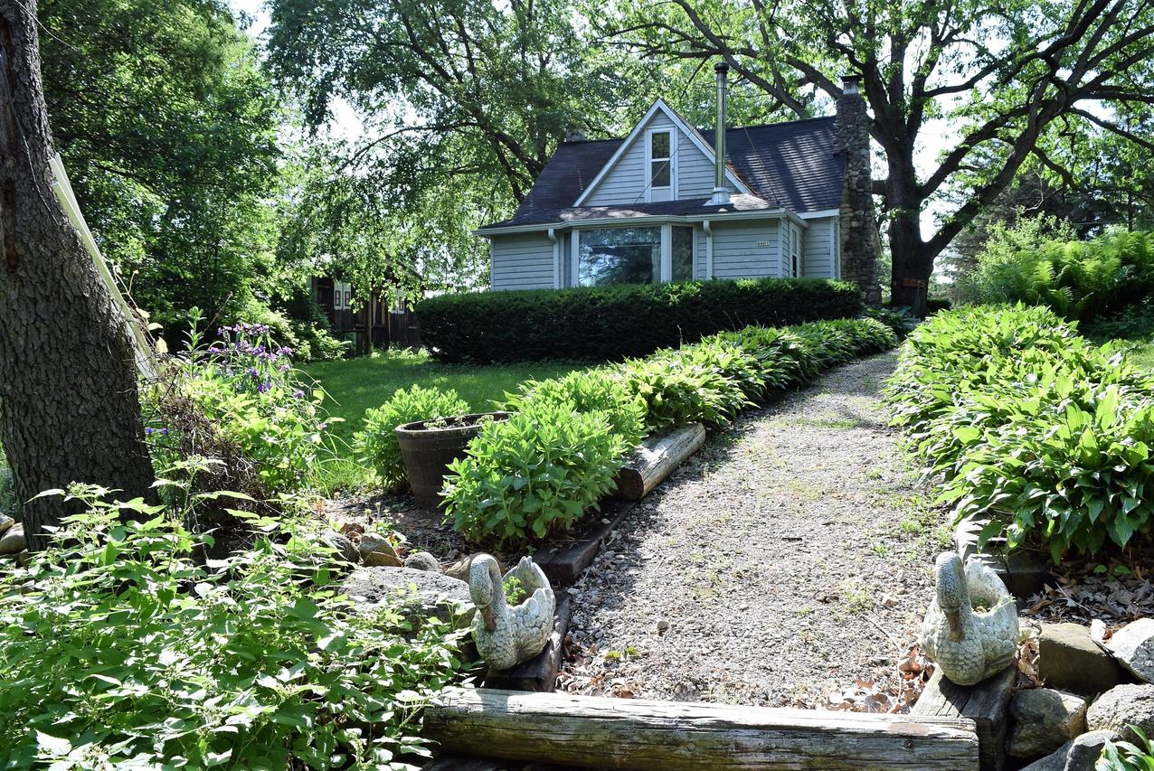4401 Valley View, Waterford, WI 53185
