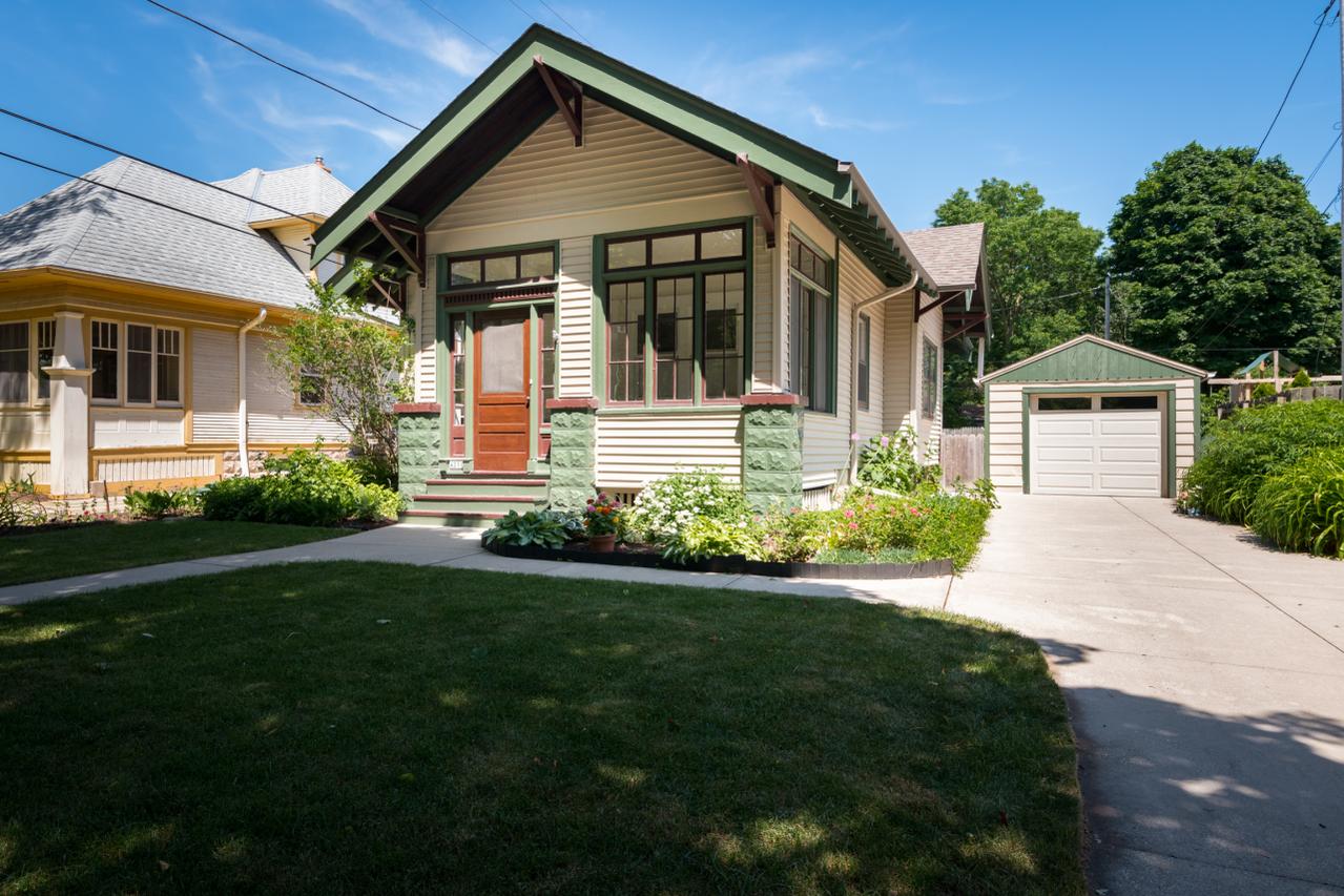 4210 N Murray Ave, Shorewood, WI 53211