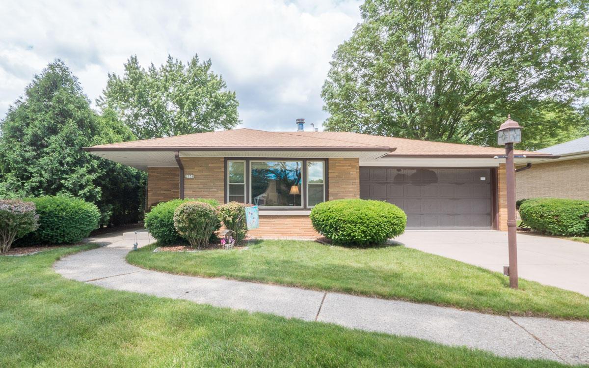 2751 S Cleveland Park Dr., West Allis, WI 53219