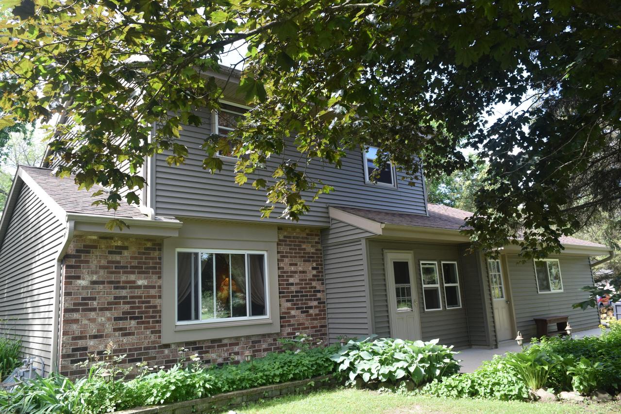 S75W26275 Stoneridge Ct, Vernon, WI 53189