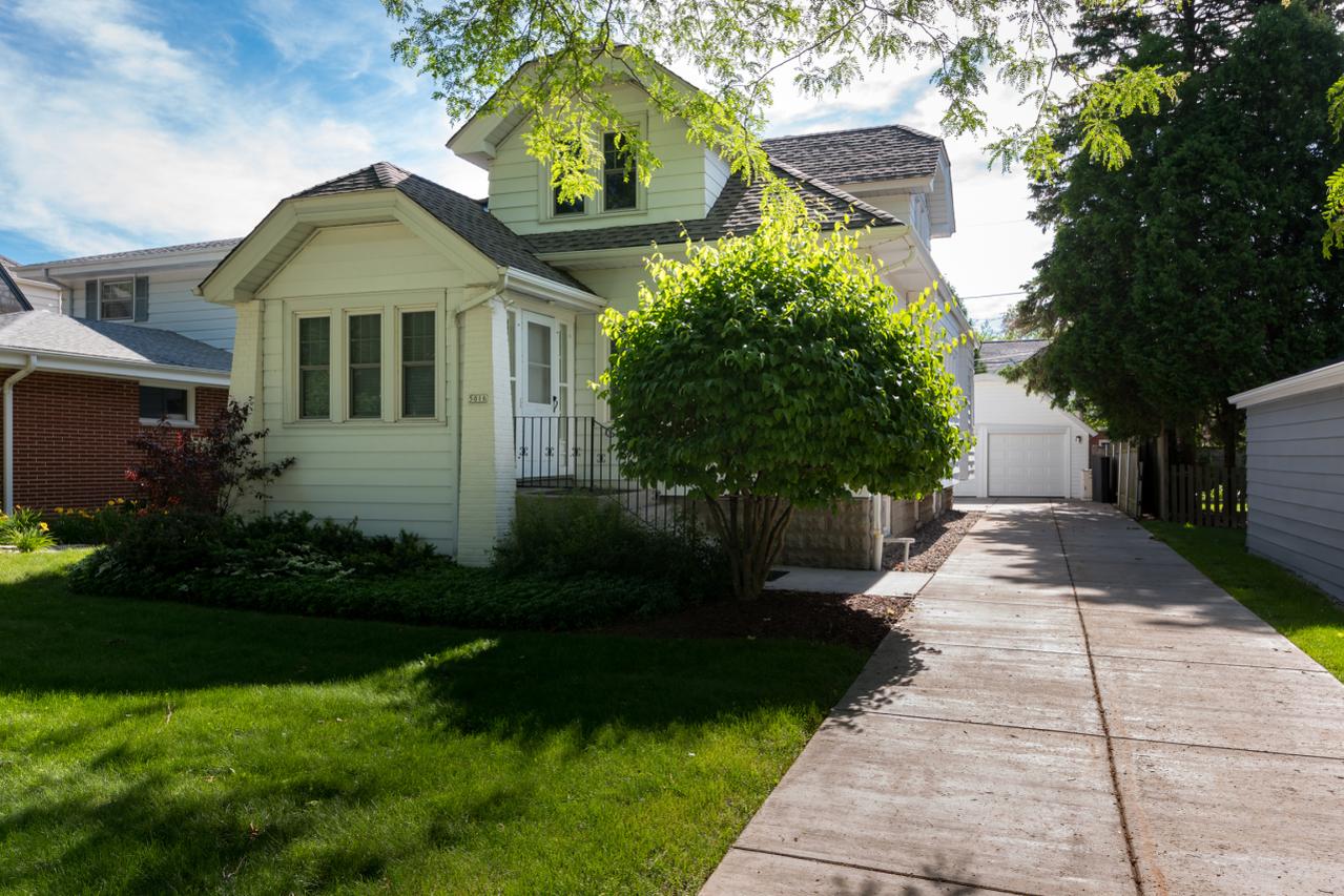 5016 N Woodburn St, Whitefish Bay, WI 53217