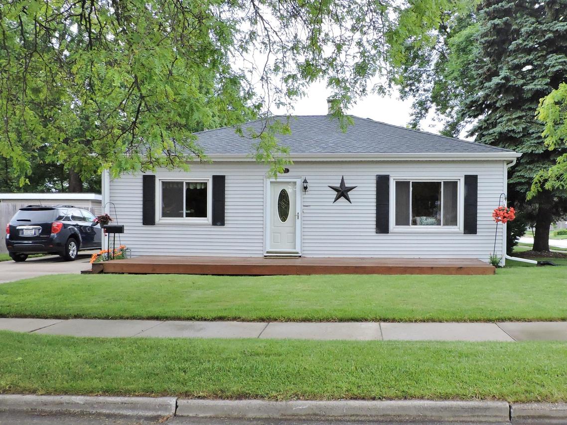 3925 17th St, Racine, WI 53405