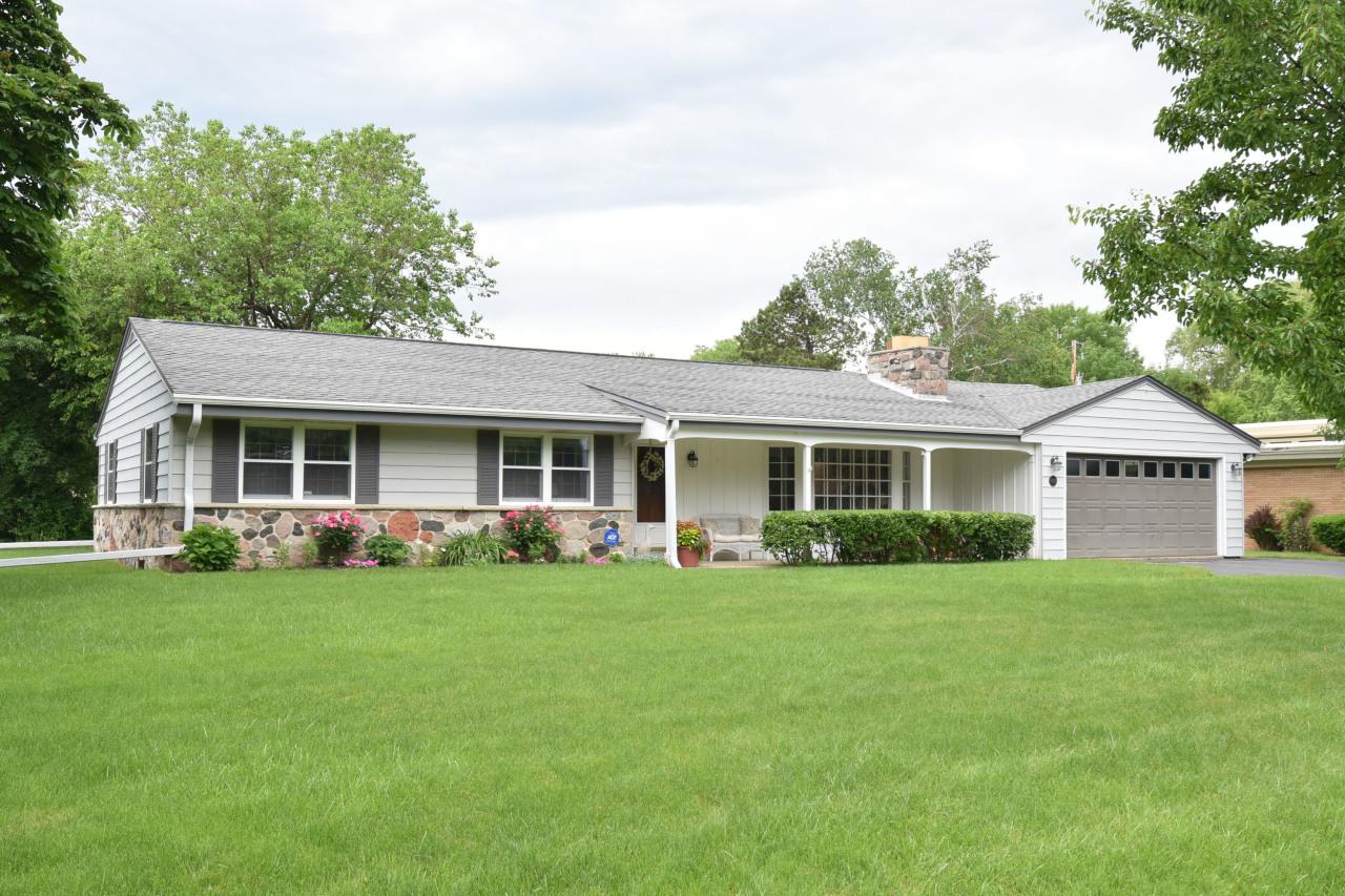 8501 N Greenvale Rd, Bayside, WI 53217