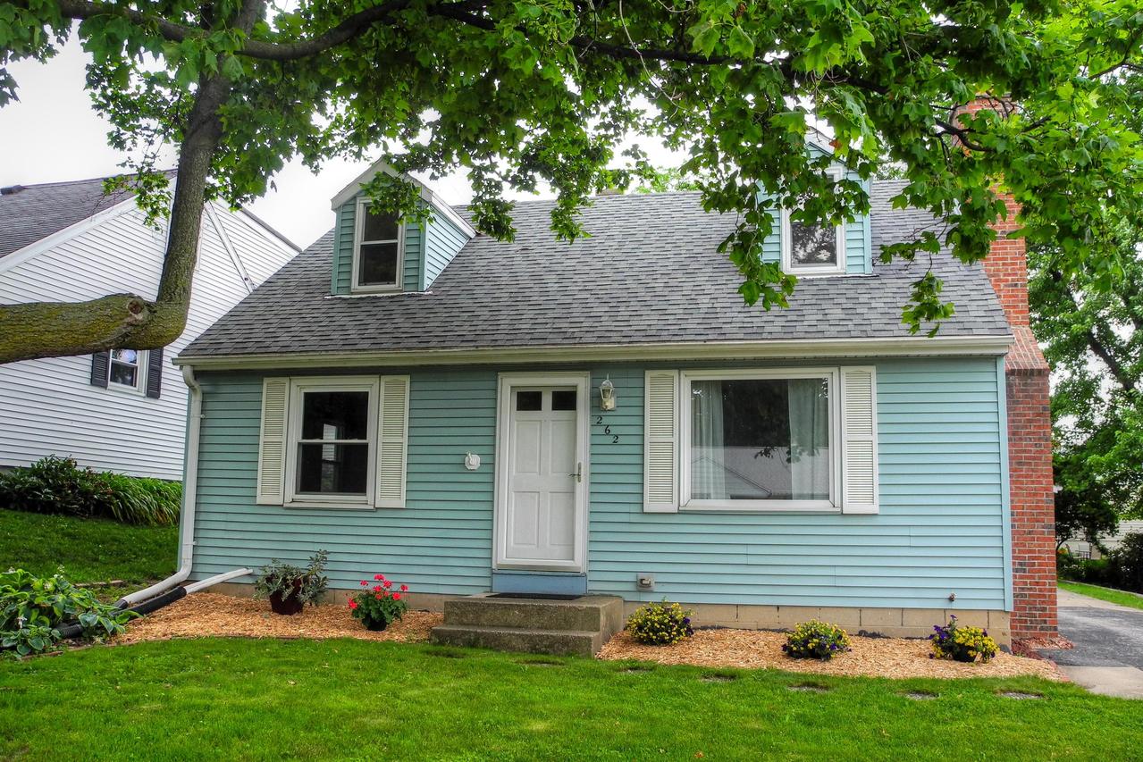262 N 113th St, Wauwatosa, WI 53226